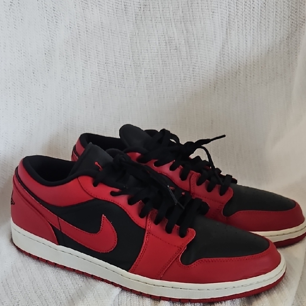 Nike Men's Red and Black Sneakers